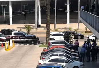 Reporte de hombre armado moviliza a Guardia Nacional y policías en plaza de Los Mochis