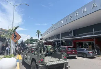 Llegada de helicóptero y avión de la Marina retrasa aterrizajes en el Aeropuerto de Mazatlán