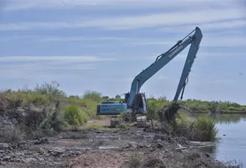 Avanza desazolve del Dren Juárez con maquinaria pesada para proteger a Los Mochis