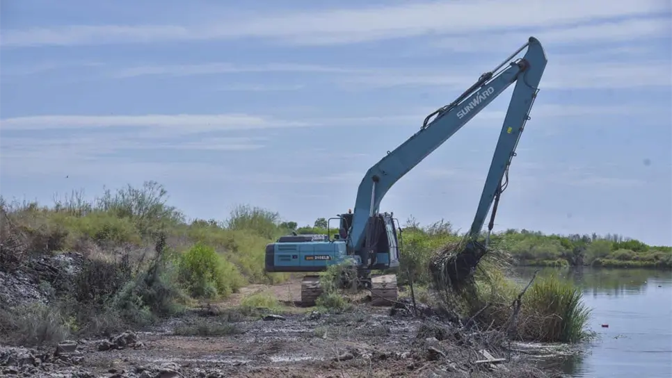 Avanza desazolve del Dren Juárez con maquinaria pesada para proteger a Los Mochis