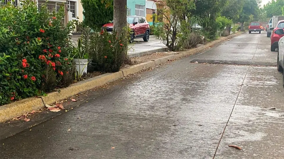 Aunque las lluvias han sido de baja intensidad en gran parte del puerto, se prevé que las condiciones meteorológicas continúen siendo favorables para el desarrollo de nuevos chubascos en las próximas horas