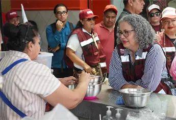 Graciela Domínguez recorre el Mercado Municipal y la colonia Romanillo en Los Mochis