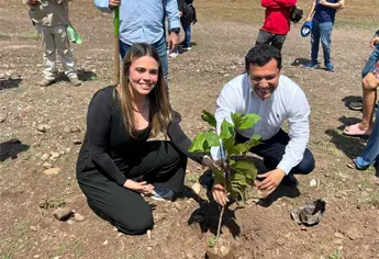Alcaldesa de Culiacán y SEBIDES plantan más de 300 árboles en bulevar Agricultores