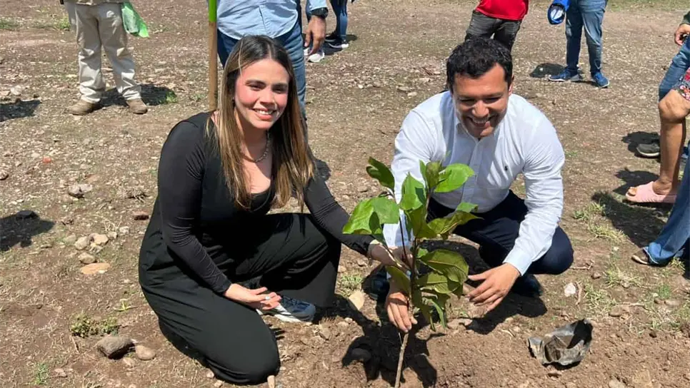 Alcaldesa de Culiacán y SEBIDES plantan más de 300 árboles en bulevar Agricultores
