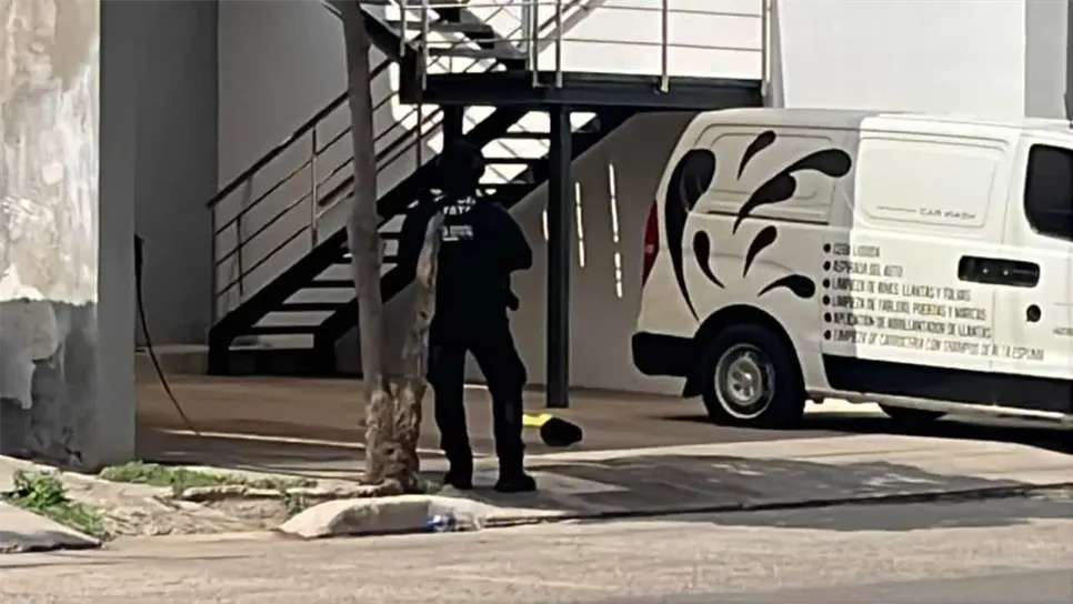 Paramédicos acudieron al sitio para brindarle los primeros auxilios y posteriormente fue trasladado a un hospital; sin embargo, horas más tarde se confirmó su fallecimiento a consecuencia de las heridas de bala