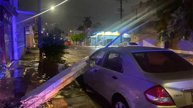 Postes, &aacute;rboles y anuncios ca&iacute;dos provoca fuerte lluvia en Culiac&aacute;n