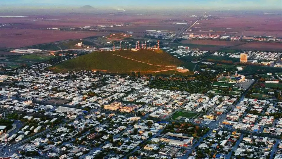 La explicación se remonta a finales del siglo XIX y principios del XX, cuando el ingeniero estadounidense Albert Kimsey Owen concibió un ambicioso proyecto para desarrollar una ciudad moderna ligada al puerto de Topolobampo