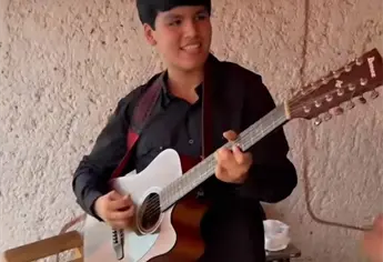 Los plebes PV Jóvenes músicos regalan  serenatas a parejas en el centro de Los Mochis | VIDEO