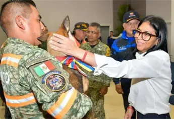 Venezuela entrega una perrita a rescatistas mexicanos en agradecimiento por su labor humanitaria