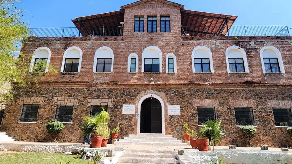 La actual Casa de la Cultura Profesor Conrado Espinoza, ubicada al pie del Cerro de la Memoria, también forma parte del patrimonio histórico de Los Mochis. El edificio fue sede del Centro Escolar del Noroeste (CEN)