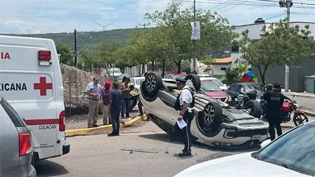 Accidente de choque con volcadura moviliza a cuerpos de auxilio en el sur de Culiacán Accidente de choque con volcadura moviliza a cuerpos de auxilio en el sur de Culiacán