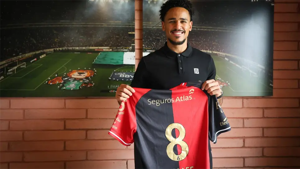 Con 28 años, Ryan Mmaee llega a la Liga MX con la misión de convertirse en el referente ofensivo del Atlas y aportar la experiencia internacional adquirida en Bélgica, Hungría, Inglaterra, Austria y Chipre