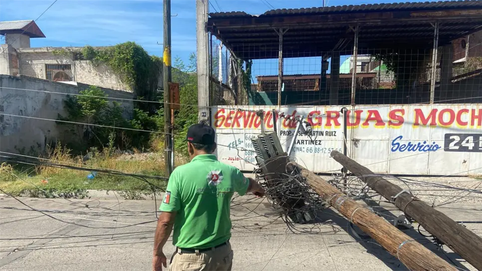 Cae poste de la CFE y deja sin luz a vecinos del Centro de Los Mochis; cierran callejón por riesgo
