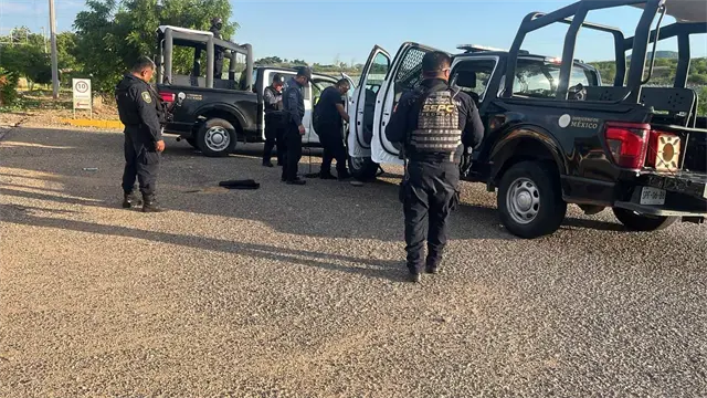 Enfrentamiento con persecución causa fuerte movilización y deja vehículos dañados en la salida norte de Culiacán Enfrentamiento con persecución causa fuerte movilización y deja vehículos dañados en la salida norte de Culiacán