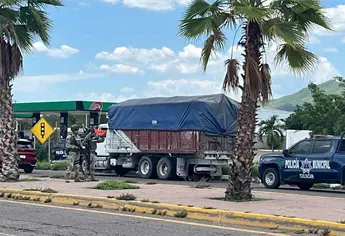 Detienen a dos sujetos que circulaban en camión de carga con reporte de robo a la salida norte de Culiacán
