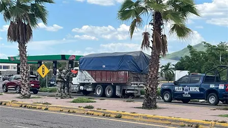 Detienen a dos sujetos que circulaban en camión de carga con reporte de robo a la salida norte de Culiacán Detienen a dos sujetos que circulaban en camión de carga con reporte de robo a la salida norte de Culiacán