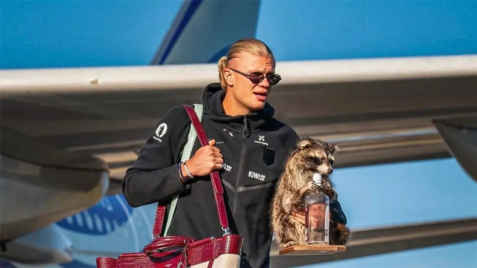El jugador del Manchester City llamó la atención por un curioso momento, pues este se bajó del avión con un mapache como souvenir