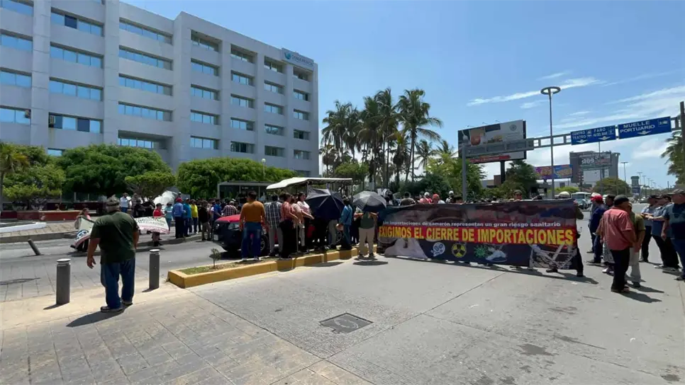 Acuacultores se manifiestan y toman instalaciones de Conapesca; piden frenar camarón ecuatoriano
