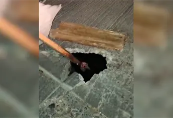 ¡Aparece otro socavón en Los Mochis! Detectan hundimiento con casi dos metros de agua bajo el pavimento