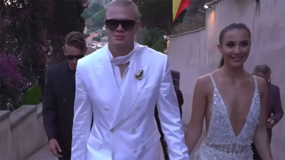 Haaland llegó acompañado de su pareja vistiendo un elegante traje blanco portando, unos espectaculares lentes negros y su melena recogida, logrando un auténtico look de todo un rock star