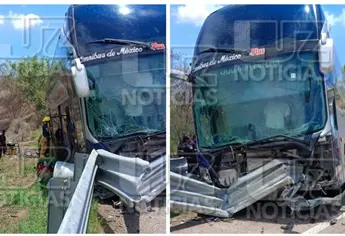 Se accidenta autob&uacute;s por la M&eacute;xico 15 en Villa Uni&oacute;n; deja dos personas prensadas