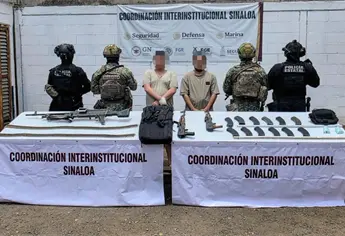 Detienen a dos civiles con armas y pastillas de fentanilo en Lomas del Bulevar, en Culiac&aacute;n