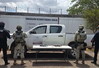 Aseguran camioneta con rifles cuerno de chivo y cargadores en Villa Juárez, Navolato