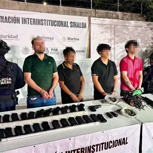 Detienen a 4 civiles armados con fusiles y municiones en la colonia Villa Universidad, en Culiacán Detienen a 4 civiles armados con fusiles y municiones en la colonia Villa Universidad, en Culiacán