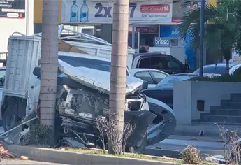 Camioneta pierde el control y derriba poste y palmera en plena Zona Dorada de Mazatl&aacute;n