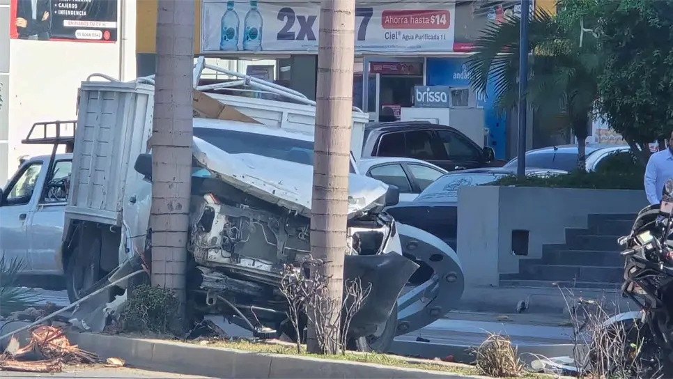 Camioneta pierde el control y derriba poste y palmera en plena Zona Dorada de Mazatlán