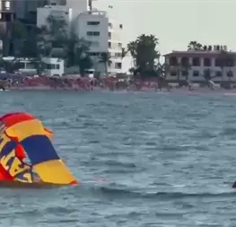 Turista en parachute car al mar en Mazatlán tras calcular mal su aterrizaje | VIDEO Turista en parachute car al mar en Mazatlán tras calcular mal su aterrizaje | VIDEO
