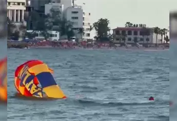 Turista en parachute car al mar en Mazatl&aacute;n tras calcular mal su aterrizaje | VIDEO