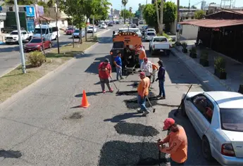 La meta es reparar m&aacute;s de 250 baches al d&iacute;a en Los Mochis; Antonio Men&eacute;ndez acelera programa permanente