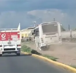 ¡Levanta polvo! Camión Toledo-Centro sube junto a vías del tren para burlar tráfico en Eje Federalismo, en Culiacán ¡Levanta polvo! Camión Toledo-Centro sube junto a vías del tren para burlar tráfico en Eje Federalismo, en Culiacán