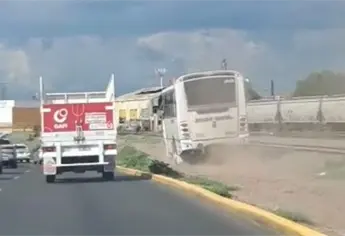 ¡Levanta polvo! Camión Toledo-Centro sube junto a vías del tren para burlar tráfico en Eje Federalismo, en Culiacán