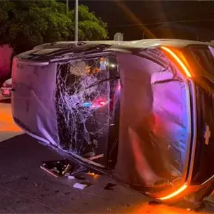 Conductor vuelca tras chocar contra un veh&iacute;culo estacionado en Guasave