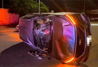 Conductor vuelca tras chocar contra un vehículo estacionado en Guasave