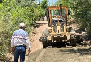 Alcalde de El Fuerte acelera rehabilitaci&oacute;n de caminos ante pron&oacute;stico de m&aacute;s lluvias