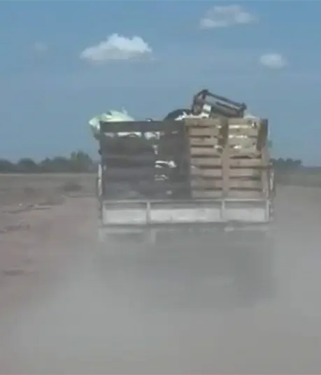 Se registra persecución por terracería para impedir que tiren basura en un canal de riego en Ahome | VIDEO Se registra persecución por terracería para impedir que tiren basura en un canal de riego en Ahome | VIDEO
