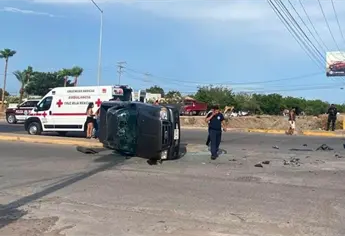 Aparatosa volcadura deja tres lesionados tras choque en el bulevar Centenario de Los Mochis