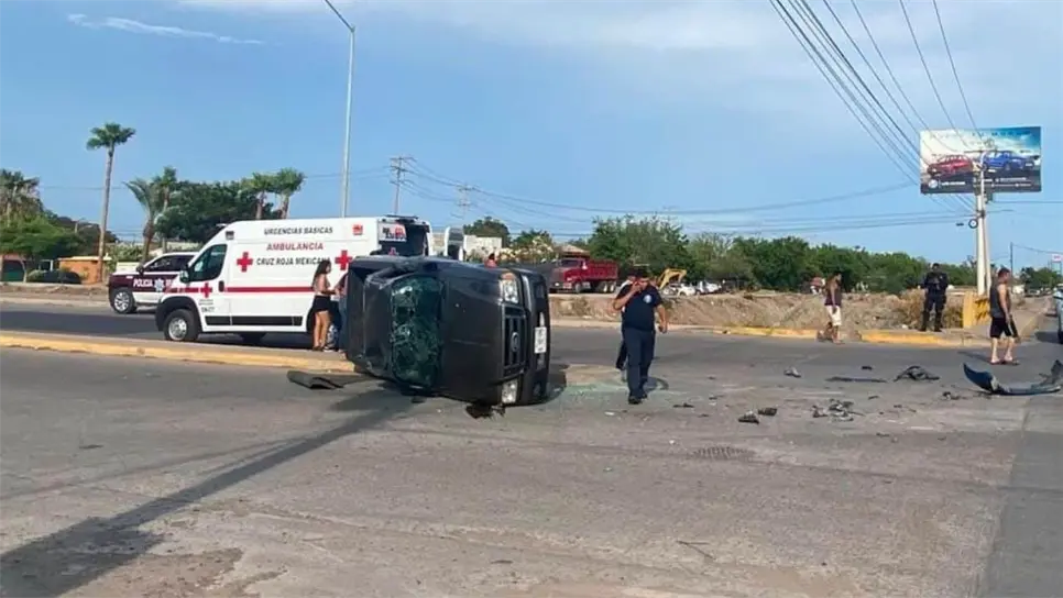 El fuerte golpe se registró en el costado del copiloto de la camioneta, lo que provocó que el conductor perdiera el control y la pick up terminara volcada sobre el bulevar Zacatecas, generando momentos de tensión y caos vehicular