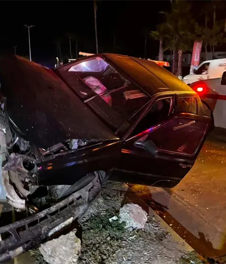 Abuelito ebrio choca contra luminaria y queda a punto de volcar en Los Mochis Abuelito ebrio choca contra luminaria y queda a punto de volcar en Los Mochis