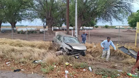 Conductor queda grave tras estrellarse contra postes en la carretera Los Mochis-El Fuerte Conductor queda grave tras estrellarse contra postes en la carretera Los Mochis-El Fuerte