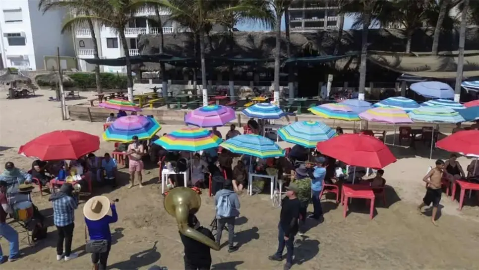 FOTO: Playas de Mazatlán lucen llenas en el arranque del periodo vacacional de verano