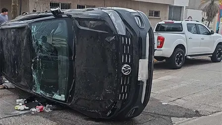 Volcadura en el Centro de Los Mochis deja dos vehículos dañados y personas con lesiones menores Volcadura en el Centro de Los Mochis deja dos vehículos dañados y personas con lesiones menores