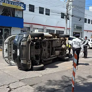 Conductor sufre volcadura tras choque con patrulla militar frente al DIF en el sector Centro en Culiacán Conductor sufre volcadura tras choque con patrulla militar frente al DIF en el sector Centro en Culiacán