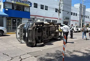 Conductor sufre volcadura tras choque con patrulla militar frente al DIF en el sector Centro en Culiacán