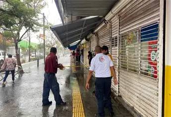 Colapsa estructura metálica en el Centro de Los Mochis tras las lluvias; Protección Civil acordona la zona para evitar una tragedia