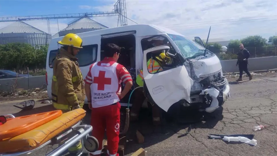 Aparatosa carambola en la México 15 deja cuatro lesionados y un hombre prensado en Guasave