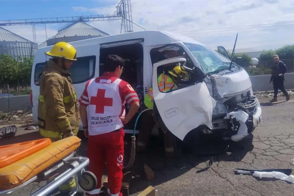 Aparatosa carambola en la México 15 deja cuatro lesionados y un hombre prensado en Guasave Aparatosa carambola en la México 15 deja cuatro lesionados y un hombre prensado en Guasave